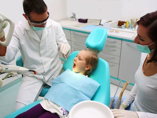 Пятилетняя девочка получила инсулиновым шприцем в глаз в стоматологии на Доблести
