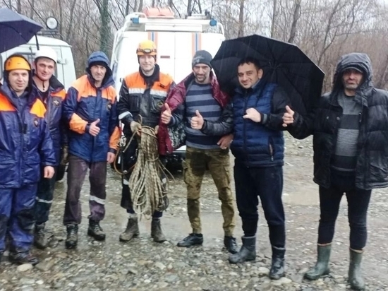 Сочинские спасатели помогли застрявшим рыбакам переправиться на другой берег Шахе