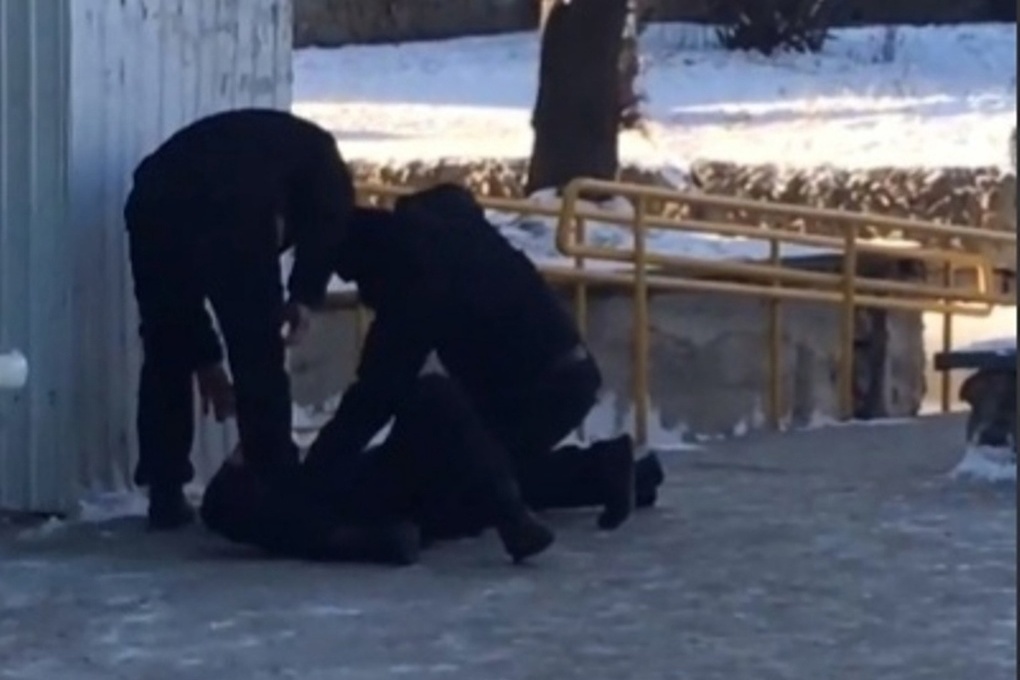 Парень в маске и збитой