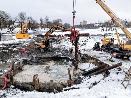 Строители моста через Десну в Брянске забили первые сваи в русло