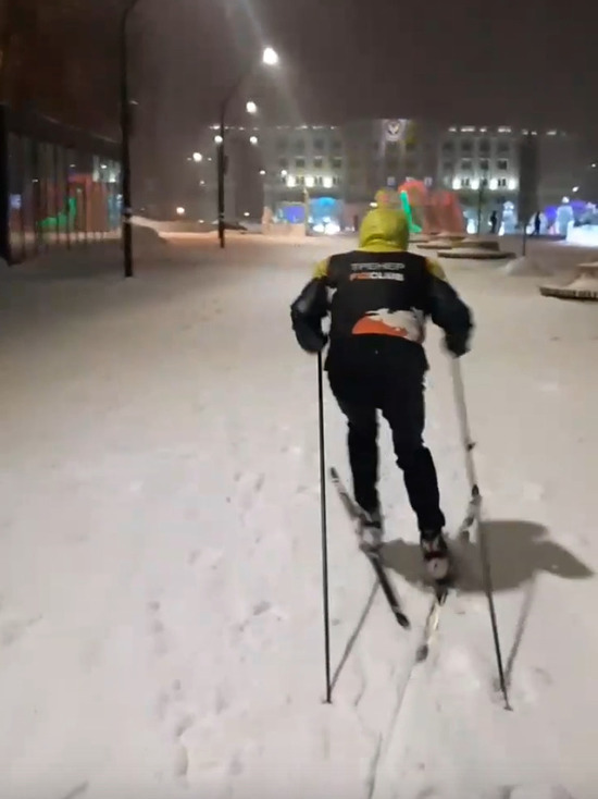 Ижевчане катаются по городу на лыжах из-за снежных заносов