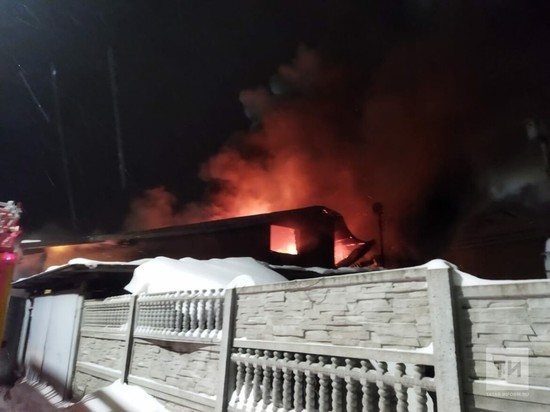 Горящий жилой дом тушат пожарные в казанском Юдино