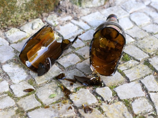 Суровый смоленский квартиросъёмщик разбил бутылку об голову хозяина квартиры