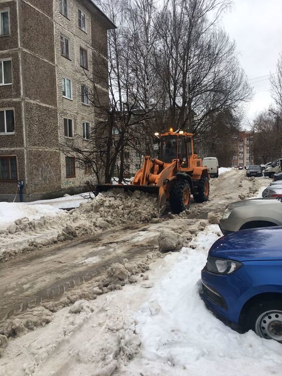 В Смоленске на борьбу со сугробами снова вышел снежный десант