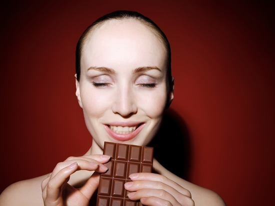 Эндокринологи объяснили, о чем говорит желание полакомиться шоколадкой