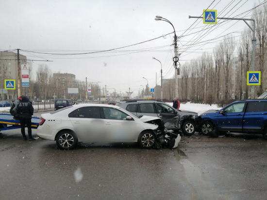 В Воронеже в ДТП с участием трех авто пострадали две пассажирки
