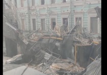 В Москве, во внутреннем дворе Госдумы, в Георгиевском переулке, обрушились строительные леса