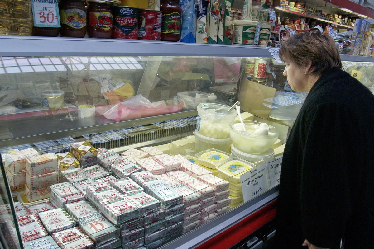 Большая розница. Прилавки 2008 года. Рубли и продукты. Цены на продукты в России фото. Цена фото.