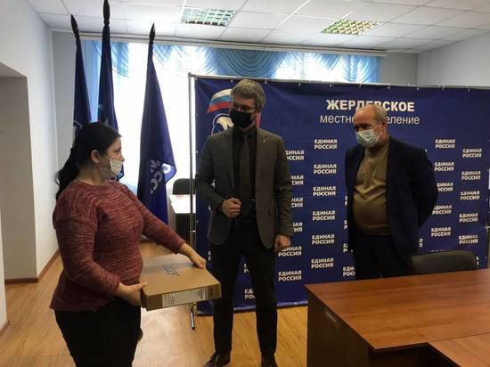 Единороссы передали многодетной семье из Жердевки ноутбук