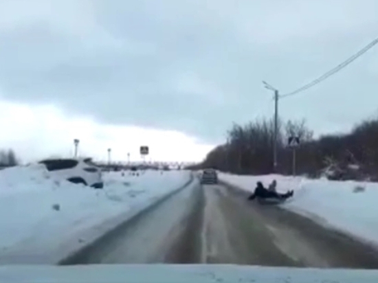В Муроме мужчина с ребенком на ватрушке чуть не попали под машину