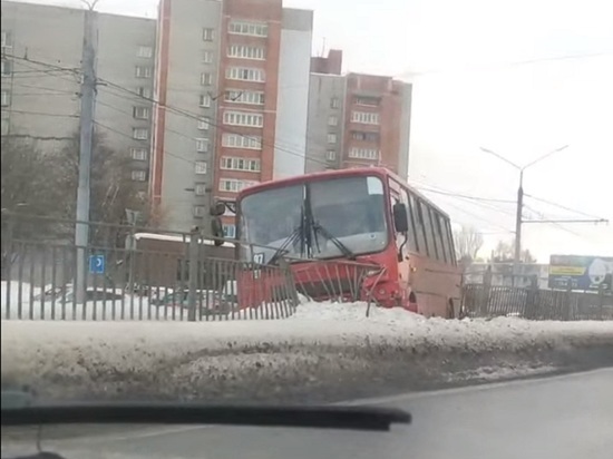 В Ярославле маршрутка снесла забор на Московском проспекте