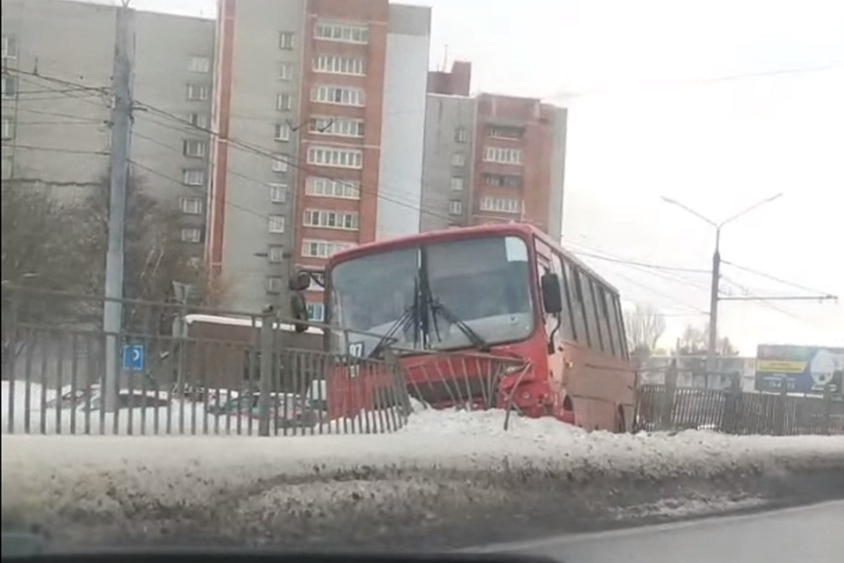 В Ярославле маршрутка снесла забор на Московском проспекте - МК Ярославль