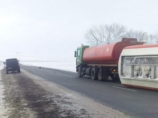 В Курской области на трассе опрокинулся бензовоз с топливом
