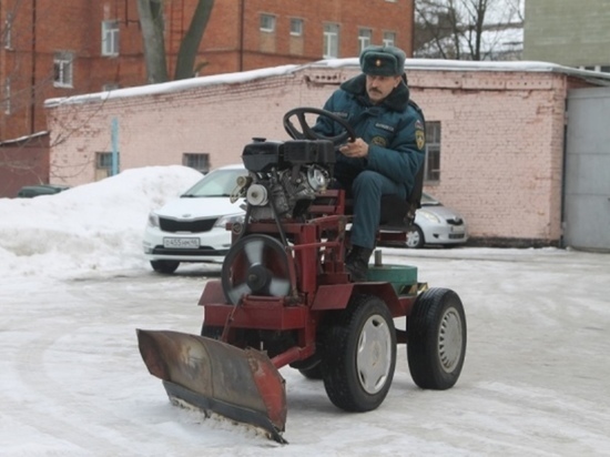 Самодельный трактор. Валим по снегу. Очистка снега.