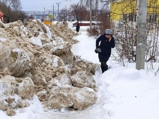 Во Владимире снегом забаррикадировали тротуары