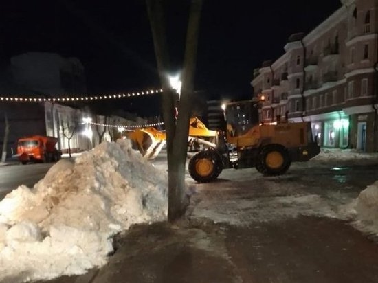 В Курске дорожники в ночь на 11 февраля вывезли с улиц 742 тонны снега