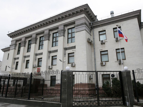 РИА: дипломаты РФ начали уезжать из Украины
