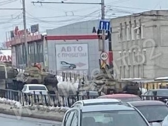 По Брянску проследовала колонна бронетехники