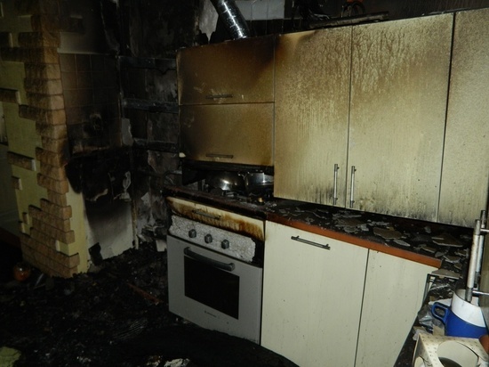 Утром в Смоленске пожарные тушили пожар на кухне
