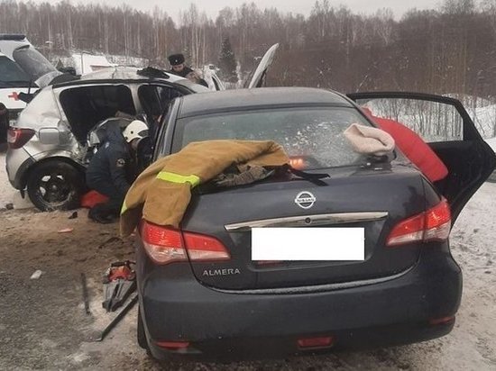 Трое взрослых и двое детей пострадали в ДТП в Удмуртии, ещё одна женщина погибла