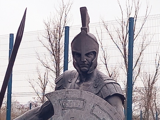 Лицей в центре Донецка будет охранять гладиатор: ФОТОФАКТ