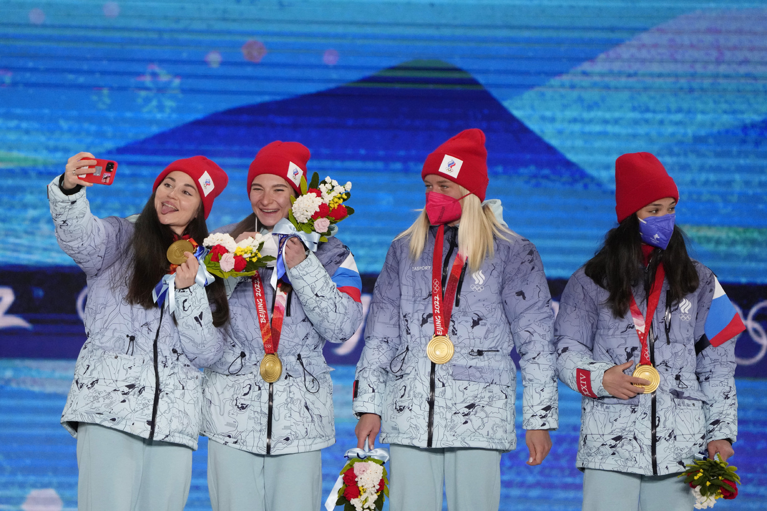 Золото лыжниц и ритм-танец в фигурном: лучшие фото Олимпиады 12 февраля