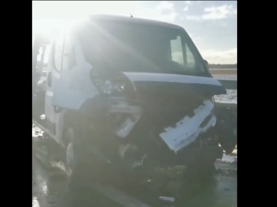 Чинивший авто на обочине мужчина попал под снегоуборочную машину