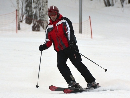 Наиболее популярны горные лыжи, сноуборд и лыжные гонки