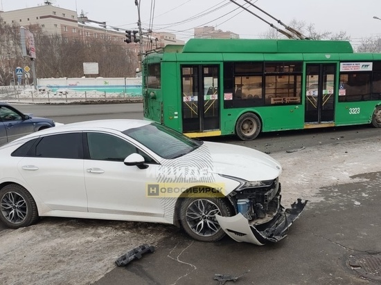 Водитель Kia сбежал после столкновения с троллейбусом в Новосибирске