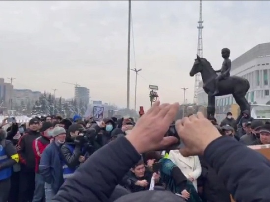 «Власти подготовили своих террористов»: участники митинга в Казахстане потребовали справедливости