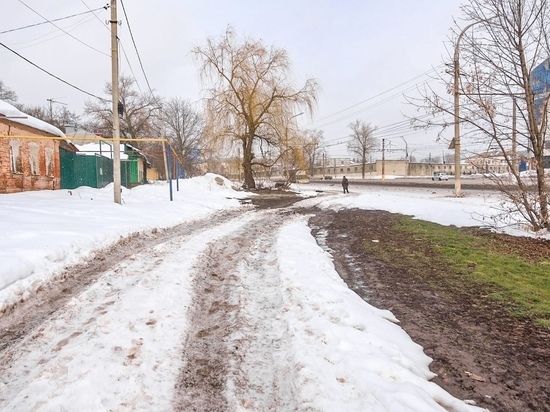 В Курске мэр Куцак обнаружил улицу без асфальта, где ходят в сапогах по грязи