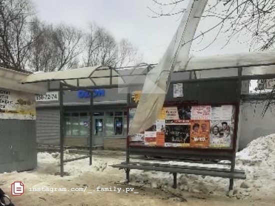 На улице Костычева в Рязани сорвало крышу остановочного павильона