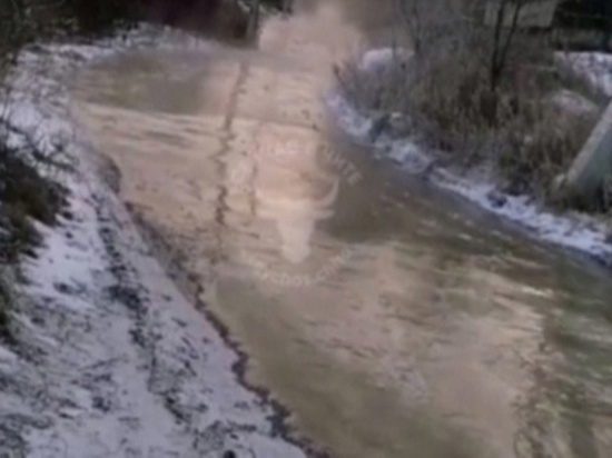 Читинец пожаловался на разлившуюся воду на дороге в Карповском переулке