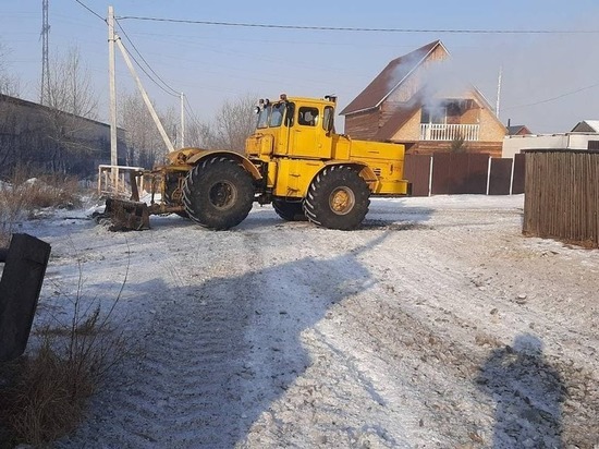 Образовавшуюся наледь на дороге в Карповском переулке убрали в Чите