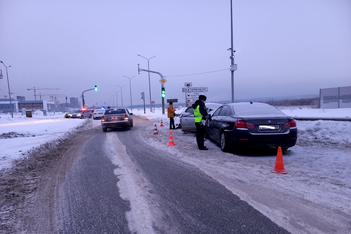 Водитель Chevrolet Aveo погиб в столкновении с BMW в Екатеринбурге - МК  Екатеринбург