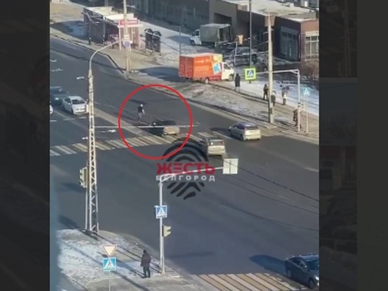В Белгороде мужчина вышел на дорогу и стал играть в догонялки с машинами
