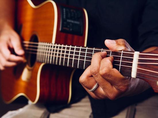 Житель Марий Эл отобрал гитару у иностранного студента