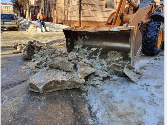 Более 3 тысяч кубометров снега убрано в Смоленске за выходные дни