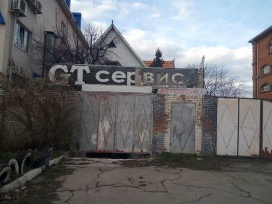 В поселке под Ростовом дотла сгорел автосервис с мансардой