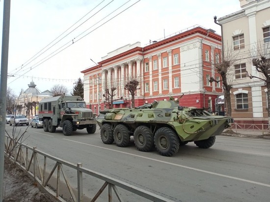 На улице Ленина в Рязани засняли две военные машины
