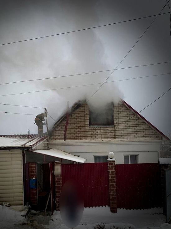 Утром в Вязьме пожарные спасали от огня частный жилой дом