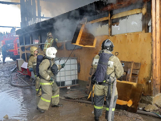 Вечером в Смоленске горел торговый павильон