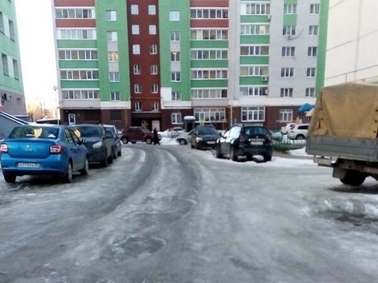 Брянский микрорайон утонул в мусоре из-за гололеда