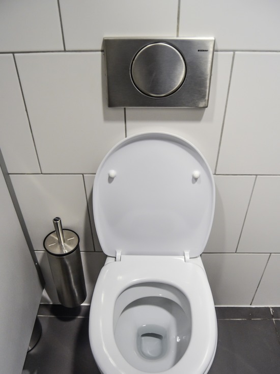 Компенсация за шум от спуска воды в туалете