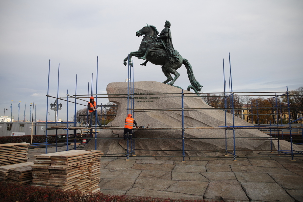 Медный всадник Питер отреставрировали памятник