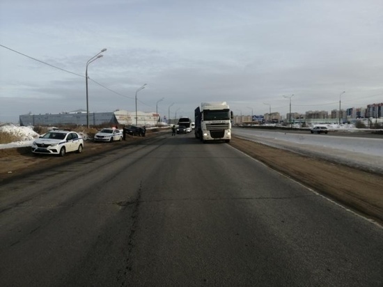 На Октябрьском проспекте в Твери фура столкнулась с легковушкой, пострадал человек