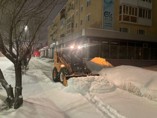 В Омске 168 единиц дорожной техники устраняют последствия снегопада