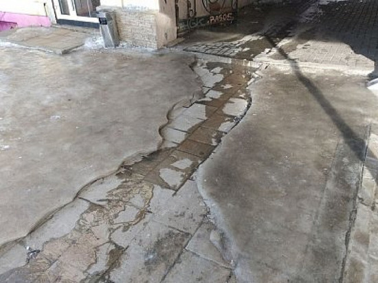 В центре Рязани на улице Почтовой прорвало канализацию