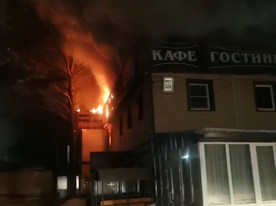 На трассе М-5 в Челябинской области случился пожар в придорожном кафе