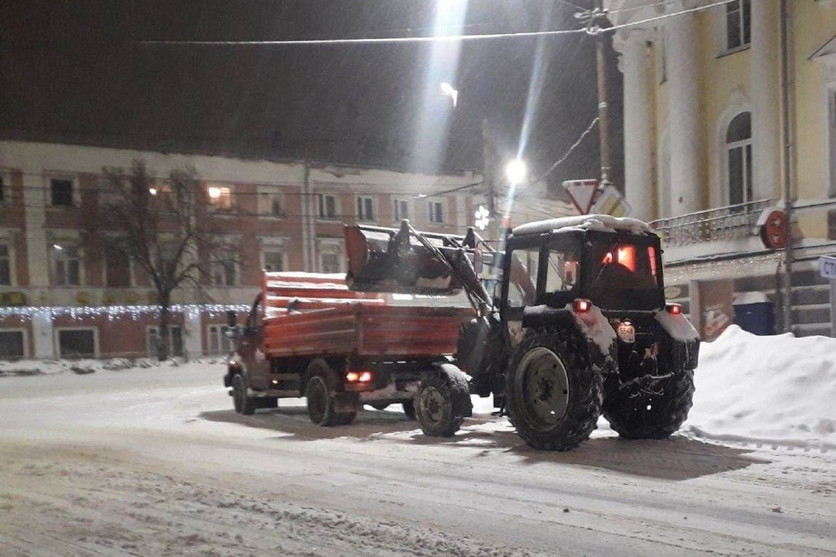 Виновата не только погода: костромские дорожники борются со снежными завалами из последних сил